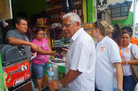 Emiliano Pérez recorrió la zona centro de Tlapacoyan.
