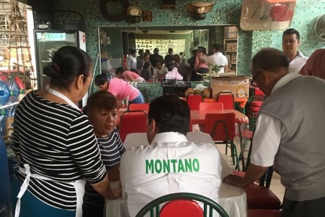 En el segundo día de campaña,el candidato priista a la alcaldía de Xalapa, Alejandro Montano, tomó su desayuno en el mercado Jáuregui, para de ahí comenzar a pedalearle. 