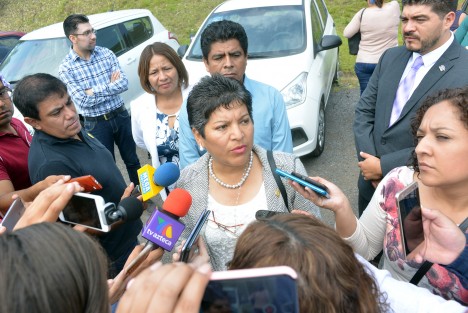 Diputados locales de Morena,acudieron a la Fiscalía del Estado a interponer una demanda contra su excompañera Eva Caden, por los delitos que le resulten tras darse a conocer un video donde recibe 1 mdp por votar por una inicativa. 