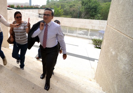 Al ser cuestionado si se solicitará el desfuero de la diputada Eva Cadena, el fiscal del Estado, Jorge Winkcler minimizó la medida al expresar que <em>para qué</em> pues los legisladores siempre votan en contra, ya que son una <em>bola de corruptos</em>.