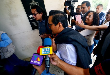 Debido a que el tratado de extradición con Guatemala es limitativo, la Ficalía de Veracruz se sumará a la solicitud de extradición de Javier Duarte, pues de no hacerlo, no se podría juzgar por los delitos de los que se acusó en Veracruz,i nformó el fiscal Jorge Wincker. 