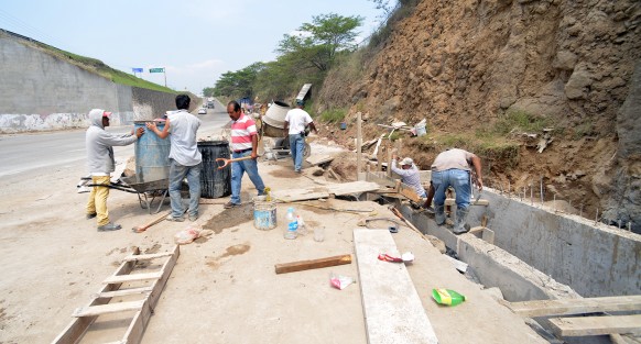 En todo el país trabajadores de la construcción festejan hoy el día de la Santa Cruz, pero primero sus labores, así que la mayoría de ellos realizan las comidas hasta después de mediodía.  