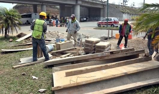 En todo el país trabajadores de la construcción festejan hoy el día de la Santa Cruz, pero primero sus labores, así que la mayoría de ellos realizan las comidas hasta después de mediodía.   