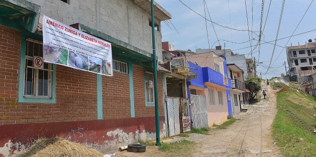 Vecinos de la calle Salina Cruz, en la colonia Virginia Cordero de Murillo Vidal,  recuerdan que desde hace 14 años les prometieron pavimentar su calle, y hasta ahora nada. Esperan que los candidatos que ahora tal vez lleguen con la misma promesa, de ahora sí les cumplan.