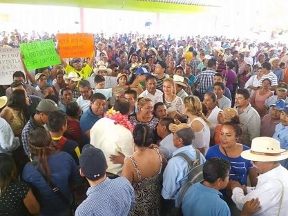 El Ing. Ader García Escalante, candidato por la coalición PAN- PRD del municipio de Ixhuatlán de Madero, arrancó su campaña política en la comunidad de El Limón el mediodía de este 2 de mayo. 