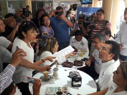 La aspirante a la alcaldía de Las Vigas,  Sara Ramón Cortina, enfrentó al dirigente estatal del Partido Encuentro Social (PES), Gonzalo Guízar, en un café del centro de la ciudad, para reclamarle que <em> le quitó</em> la candidatura para dársela a Efraín Rodríguez. 