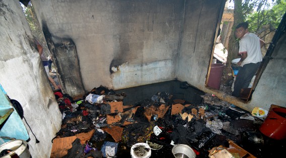 Un incendio consumió una humilde vivienda en la colonia Miradores de San Roque, donde rentaban al menos 12 personas. 