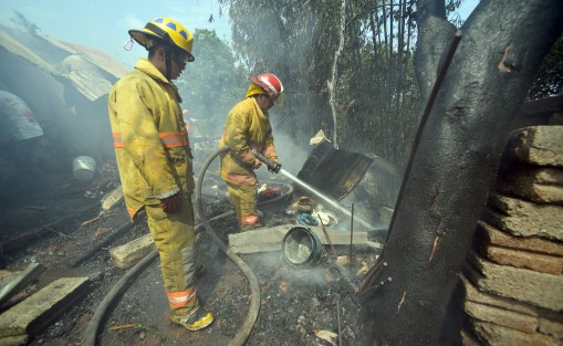 Por encontrarse en una zona de difícil acceso, los bomberos no pudieron llegar a tiempo de sofocar el incendio, por lo que gran parte de las pertenencias de los inquilinos fue consumido por las llamas.  