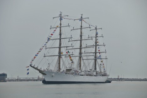 El buque escuela de la Armada de Argentina A.R.A <em>Libertad</em>, atracó esta mañana en el muelle turístico del puerto de Veracruz. 