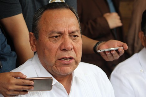 El perredista Jesús Zambrano, llegó a Xalapa para apoyar la campaña de Ana Miriam Ferráez, candidata a la alcaldía de Xalapa, expresó que Veracruz sigue viviendo momentos muy importantes, está situado en el ojo del huracán por las detenciones que se han dado en las últimas semanas, particularmente del ex gobernador Duarte de Ochoa. 