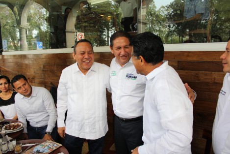 Jesús Zambrano, Diputado Federal por el PRD, acudió esta mañana a un café del centro de Xalapa, acompañado por perredistas veracruzanos. Ahí saludó a Alejandro Montano, candidato del PRI a la alcaldía de Xalapa. 