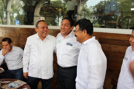 Jesús Zambrano, Diputado Federal por el PRD, acudió esta mañana a un café del centro de Xalapa, acompañado por perredistas veracruzanos. Ahí saludó a Alejandro Montano, candidato del PRI a la alcaldía de Xalapa.