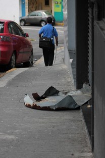 Fuerte viento en Xalapa hizo volar una lámina desde el techo de un edificio en la calle de Insurgentes; afortunadamente cayó sobre la calle sin lastimar a nadie.