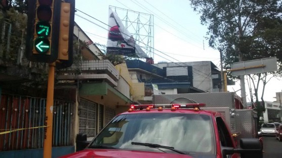 Caída de lonas y afectaciones a los semáforos fueron otros de las afectaciones que deja el norte en su paso por  Xalapa.  