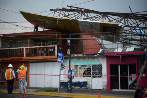 Diversos daños ocasiono el viento que se registró a lo largo del día en la capital veracruzana, decenas de árboles, ramas y algunos espectaculares y postes de luz cayeron a la vía pública o sobre vehículos estacionados causando diversos daños materiales. 