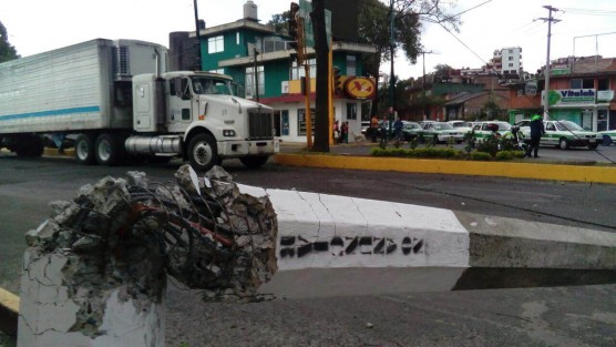 Diversos daños ocasiono el viento que se registró a lo largo del día en la capital veracruzana, decenas de árboles, ramas y algunos espectaculares y postes de luz cayeron a la vía pública o sobre vehículos estacionados causando diversos daños materiales. 