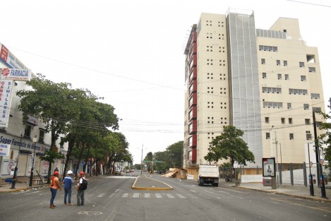 El violento norte que azotó esta tarde a la zona conurbada Veracruz-Boca del Río, provocó derribamiento de árboles, fuerte oleaje y el desprendimiento de una de las fachadas del Hospital del Niño en la ciudad de Veracruz.
