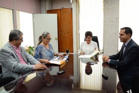 La presidenta de la Mesa Directiva de la LXIV Legislatura de Veracruz, diputada María Elisa Manterola Sainz, recibió de la titular de la Comisión Estatal de Derechos Humanos (CEDH), Namiko Matzumoto Benítez el informe anual de actividades de esta institución correspondiente al periodo 2016-2017.