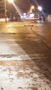 Un muerto y un herido fue el saldo del enfrentamiento entre varios sujetos armados, donde un joven fue ejecutado a balazos frente al Cetis 134, en Banderilla; personal de diversos cuerpos policiacos acudieron al lugar donde los responsables lograron escapar.