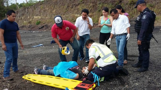 Una camioneta en la que viajaban varias personas de nacionalidad de salvadoreña, que se volcó aparatosamente sobre la autopista Totomoxtle a Tihuatlán, resultando 2 fallecidos y 8 lesionados.
