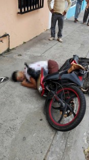 Un sujeto que viajaba a bordo de una motocicleta fue ultimado a balazos por calles de la colonia Lomas del Rosario, en Alvarado, Ver., la tarde del jueves cuando José C.C. alias El Chonte, de oficio pescador, se desplazaba  por la antes mencionada colonia, a bordo de una motocicleta. Se desconocen datos del ataque.