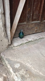 Una granada fue encontrada en la puerta de una vivienda de la colonia Sebastian Lerdo de Tejada, a una cuadra  del hotel Leo, en Xalapa; personal de diversas corporaciones policiacas y militares acudieron en atención a la contingencia, siendo cerradas varias calles cercanas al hallazgo. 