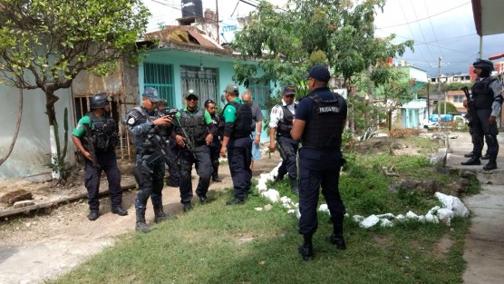 El hecho se registró alrededor de las 11:30 horas de este viernes, cuando una llamada al número de emergencias 911, alertó que había una granada en la puerta de una vivienda ubicada en la calle Mitla esquina con la calle Veracruz, en la citada colonia, siendo canalizado el apoyo a elementos de la Policía Estatal, Fuerza Civil y Gendarmería.

