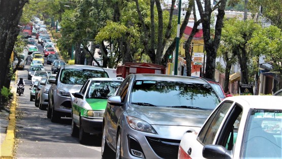 Pese a ser día de descanso para gran parte de la población de Xalapa, el tráfico se vio intenso en la Avenida Américas este viernes. 