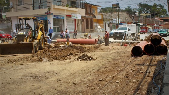 De los que sí trabajaron este 5 de mayo fueron los obreros en la calle de Pípila, que continúa cerrada para la conclusión de la repavimentación del último tramo.  