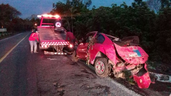 Vehículo se salió de la carretera en la localidad El Encanto, municipio de Tlapacoyan, la madrugada de este viernes. Dos personas resultaron heridas.