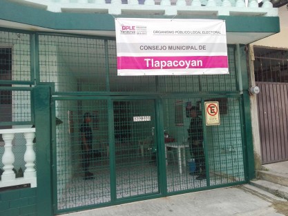 Consejo municipal del OPLE en Tlapacoyan está cerrado a los medios de comunicación.

