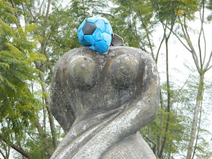 Pese a que desde febrero el monumento a la Madre en Tlapacoyan fue decapitado, las autoridades no hacen nada por restaurarlo, y así luce a unos días del Día de las  Madres,  