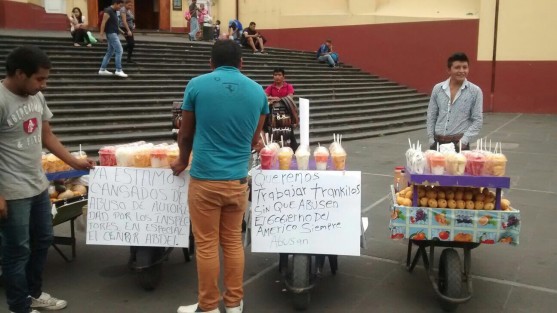 Denuncian acoso por parte de inspectores de comercios, quienes les piden <em>mordida</em> para dejarlos comerciar en las calles. 