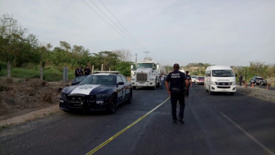 La mañana de este sábado se registró un enfrentamiento entre las fuerzas del orden y unos presuntos huachicoleros en carretera Sayula de Alemán-Acayucan, esto después de que dos sujetos fueran detenidos cuando viajaban a bordo de una pipa con hidrocarburo robado, siendo interceptados más adelante por otro grupo qe pretendía rescatar la unidad. Uno de los presuntos delincuentes murió en el lugar, escapando los demás.  
