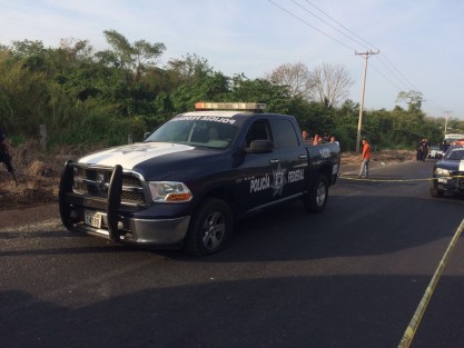 La mañana de este sábado se registró un enfrentamiento entre las fuerzas del orden y unos presuntos huachicoleros en carretera Sayula de Alemán-Acayucan, esto después de que dos sujetos fueran detenidos cuando viajaban a bordo de una pipa con hidrocarburo robado, siendo interceptados más adelante por otro grupo qe pretendía rescatar la unidad. Uno de los presuntos delincuentes murió en el lugar, escapando los demás. 