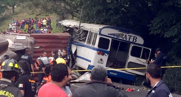 Dos personas perdieron la vida y  14 más resultaron heridas en un trágico accidente sobre la carretera Xalapa-Perote, a la altura de la comunidad de Piletas, el conductor de un tráiler perdió el control de su vehículo cuando viajaba con dirección a Xalapa y se impactó contra un autobús de Auto Transportes Banderilla. 
