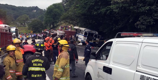 Dos personas perdieron la vida y  14 más resultaron heridas en un trágico accidente sobre la carretera Xalapa-Perote, a la altura de la comunidad de Piletas, el conductor de un tráiler perdió el control de su vehículo cuando viajaba con dirección a Xalapa y se impactó contra un autobús de Auto Transportes Banderilla.