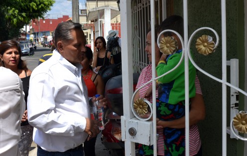 El candidato a la alcaldía de Xalapa,por el partido  Nueva Alianza, Nicanor Moreira, recorrió este sábado la colonia Lomas Verdes. Como era de esperarse, los colonos no mostraron mucho interés, ya que le expresaron que los políticos sólo los visitan en campaña y de ahí jamás regresan. 