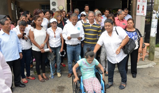 Sin embargo los candidatos continúan sus recorridos proselitistas, aunque sin recursos para artículos promocionales como en otras épocas, la apatía popular es más grande. 
