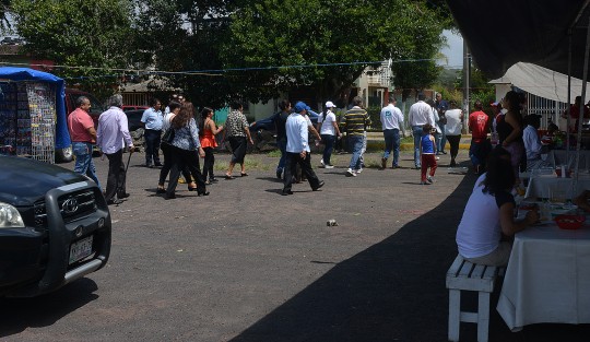 El candidato a la alcaldía de Xalapa,por el partido  Nueva Alianza, Nicanor Moreira, recorrió este sábado la colonia Lomas Verdes. Como era de esperarse, los colonos no mostraron mucho interés, ya que le expresaron que los políticos sólo los visitan en campaña y de ahí jamás regresan. 
