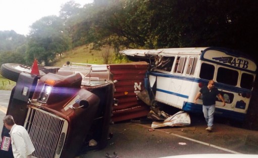 Dos personas perdieron la vida y 14 más resultaron heridas en un trágico accidente sobre la carretera Xalapa-Perote, a la altura de la comunidad de Piletas, el conductor de un tráiler perdió el control de su vehículo cuando viajaba con dirección a Xalapa y se impactó contra un autobús de Auto Transportes Banderilla. 