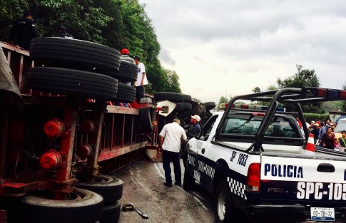 Dos personas perdieron la vida y 14 más resultaron heridas en un trágico accidente sobre la carretera Xalapa-Perote, a la altura de la comunidad de Piletas, el conductor de un tráiler perdió el control de su vehículo cuando viajaba con dirección a Xalapa y se impactó contra un autobús de Auto Transportes Banderilla. 
