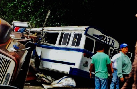 Dos personas perdieron la vida y 14 más resultaron heridas en un trágico accidente sobre la carretera Xalapa-Perote, a la altura de la comunidad de Piletas, el conductor de un tráiler perdió el control de su vehículo cuando viajaba con dirección a Xalapa y se impactó contra un autobús de Auto Transportes Banderilla. 