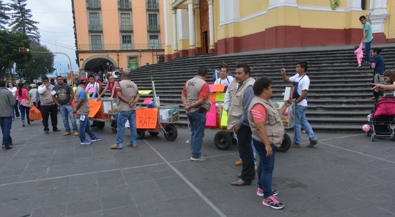 Por segundo día, vendedores ambulantes del centro de Xalapa se quejaron del personal de la Subdirección de Comercio, ya que dicen que los inspectores les pide su mochada la cual va desde 50 hasta los 200 pesos, por lo que piden la intervención del alcalde.