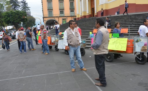 Por segundo día, vendedores ambulantes del centro de Xalapa se quejaron del personal de la Subdirección de Comercio, ya que dicen que los inspectores les pide su mochada la cual va desde 50 hasta los 200 pesos, por lo que piden la intervención del alcalde. 