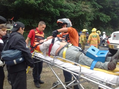 Dos personas perdieron la vida y 14 más resultaron heridas en un trágico accidente sobre la carretera Xalapa-Perote, a la altura de la comunidad de Piletas. Más tarde, Paramédicos del Escuadrón Nacional de Rescate informaron que otra persona falleció al ser atendida en el hospital para dar un saldo de 3 víctimas fatales. 