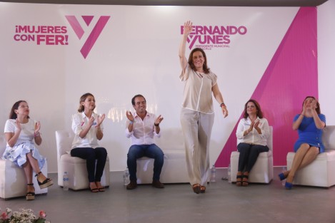 Margarita Zavala, aspirante a la presidencia de la república, sostuvo un encuentro con mujeres panistas de la conurbación Veracruz-Boca del Río. Le acompañaron la diputada local, Marijose Gamboa, la presidenta del DIF estatal, Leticia Márquez, y el candidato a la alcaldía de Veracruz, Fernando Yunes Márquez. 