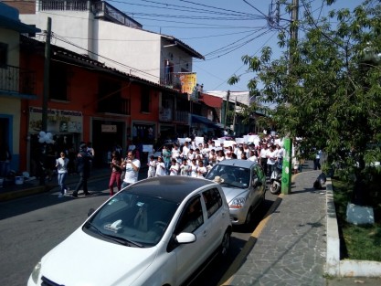 En Teocelo, pobladores realizaron la Marcha por la Paz, esto en memoria del activista Gordon Storm, asesinado en días pasados.