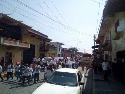 Los habitantes de Teocelo marcharon por las calles en reclamo de justicia para Gordon Storm, quien fuera asesinado hace unos días. El estadunidense decidió habitar en esta ciudad, realizando labores  a favor de la coonservación del medio ambiente y la gente de la región, lo que le valió el reconocimiento y cariño de los teocelenses.  