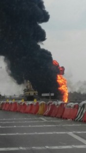 Un ducto de Pemex se incendió debido a una toma clandestina localizada a la altura del municipio poblano de Acajete, , a la altura de la junta auxiliar de Santa María Nenetzintla; dos camionetas delos chupaductos se consumieron con el fuego. 